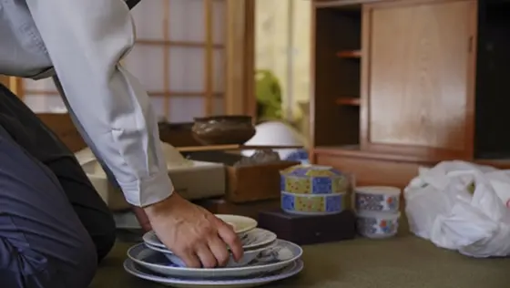 遺品整理のため室内で作業している様子